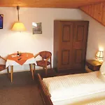 Zur Klause 3*