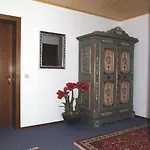 Zur Klause Konukevi