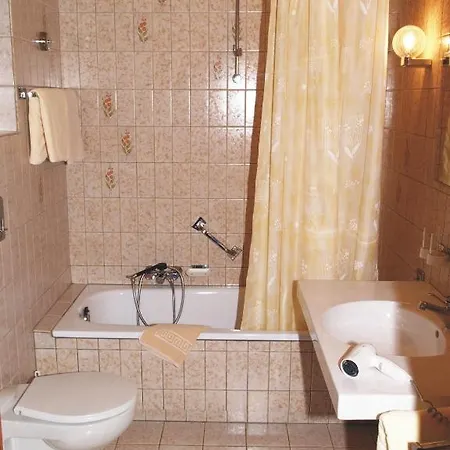 Zur Klause 3*