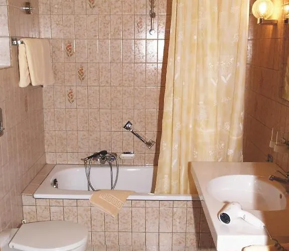 Zur Klause 3*